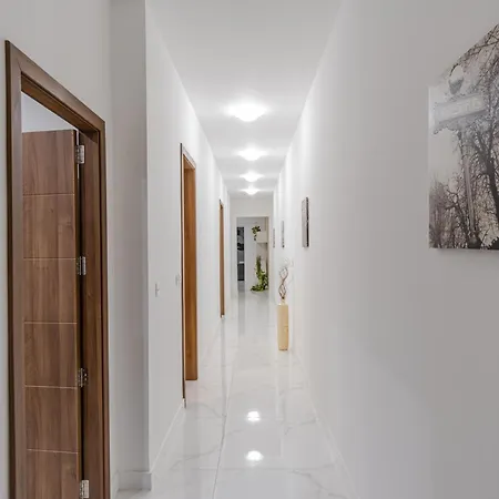 Spacious 3br With Big Balcony And Prime Location