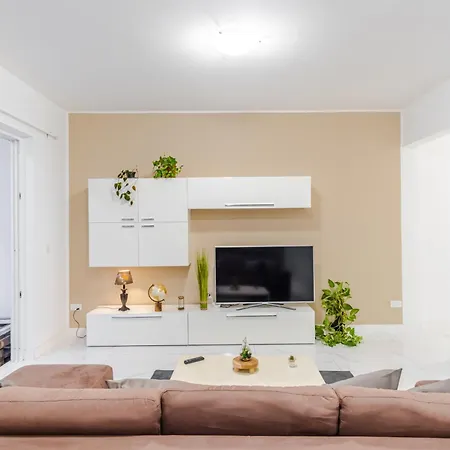 Spacious 3br With Big Balcony And Prime Location