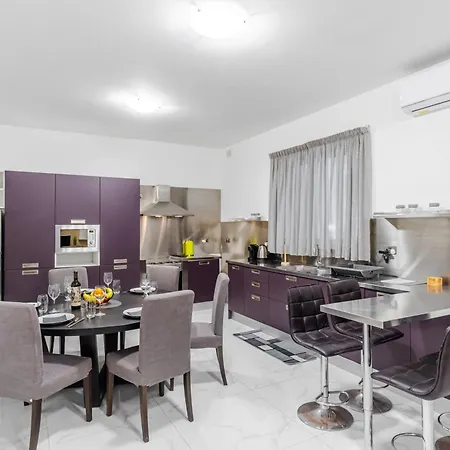 Spacious 3br With Big Balcony And Prime Location