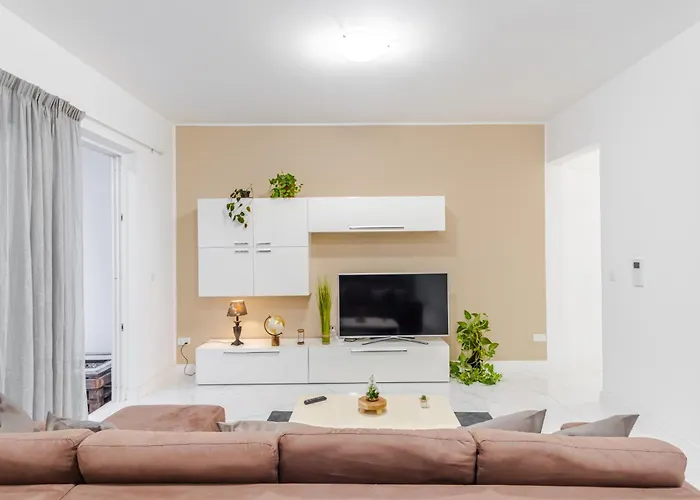 Spacious 3br With Big Balcony And Prime Location