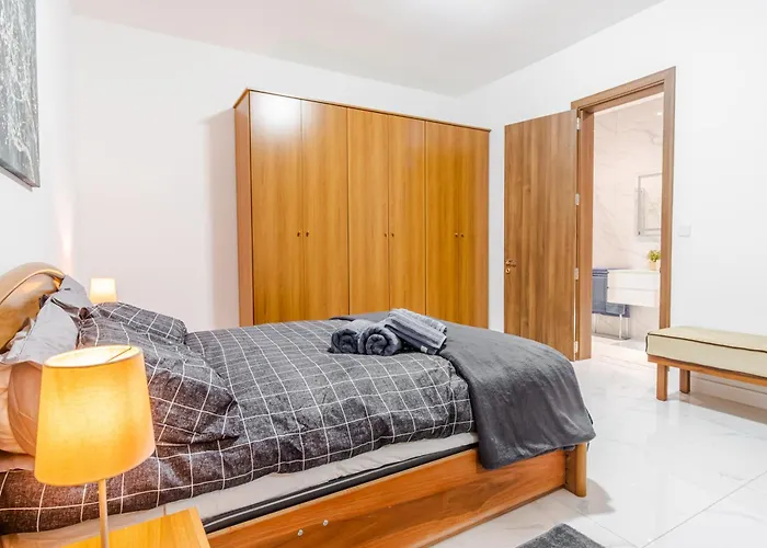 Spacious 3br With Big Balcony And Prime Location